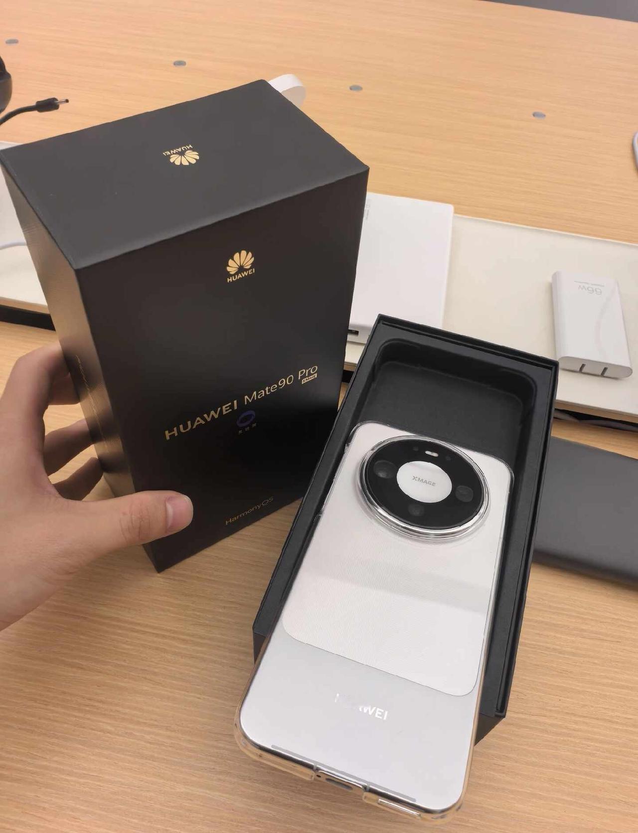 盼了挺久，今天线下店入手Mate90。上手质感扎实，屏幕观感舒服，鸿蒙系统操作很