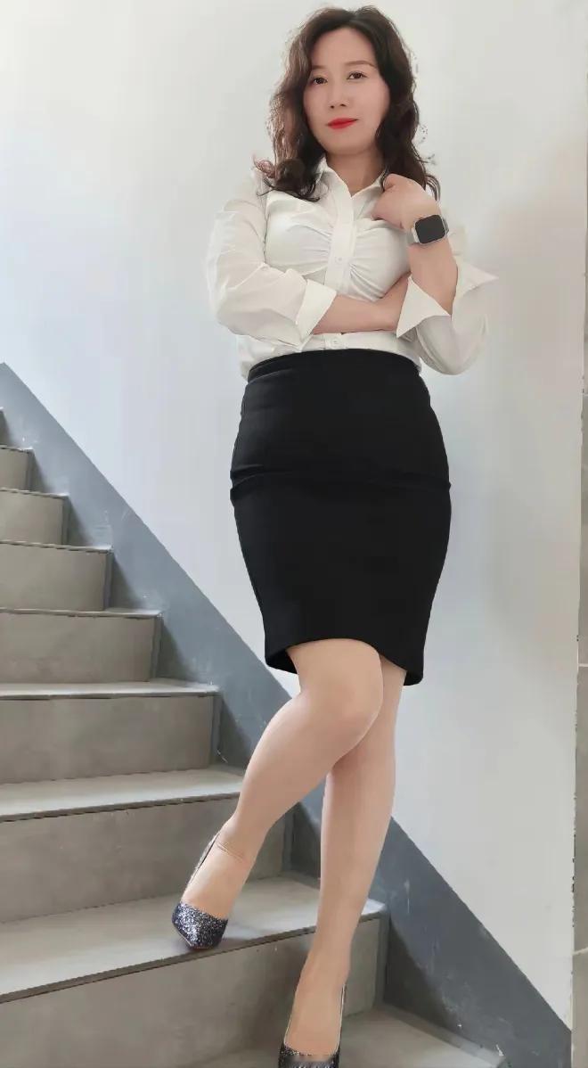 爬楼时抬眼看就到她，这身穿搭真迷人！你有这种艳遇吗？创作灵感 当你有一件白色半身