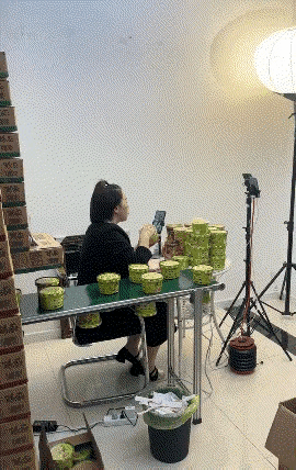 假装在工厂系列，这种所谓的“工厂直销”99.99%都是用传送带，卖花的也是，一物