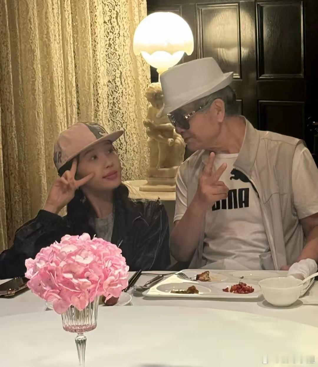 虞书欣带爷爷去成都找林大厨，那豪华席面是一个贵！！！ ​​​