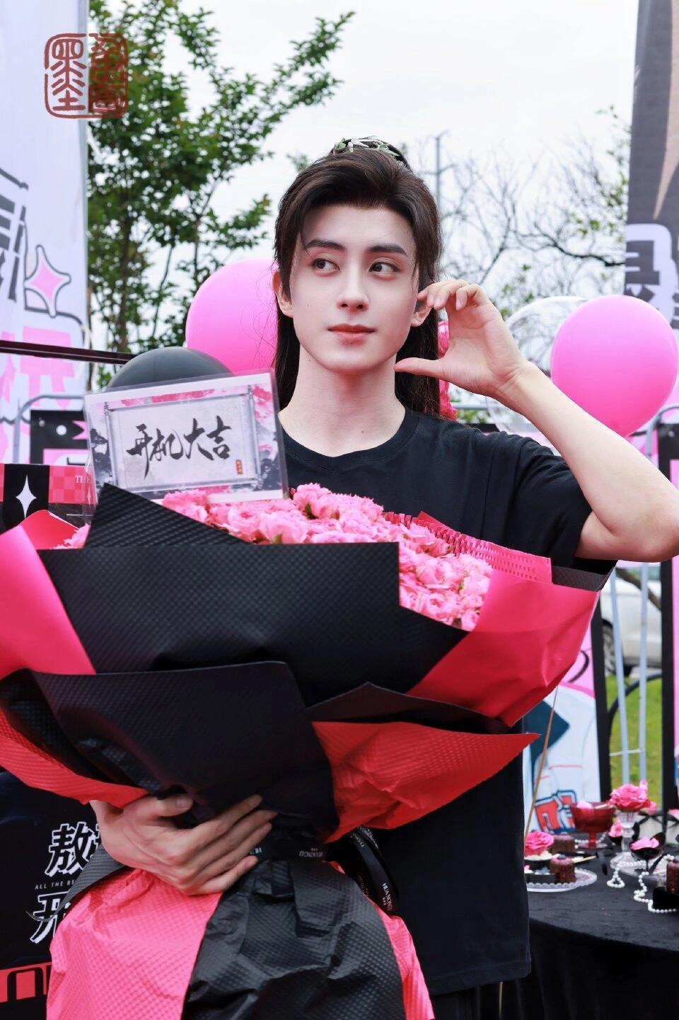 敖瑞鹏演燕迟世子适配度还挺高的，古装好看，脸也好看，身姿挺拔身量高[羞嗒嗒]期待