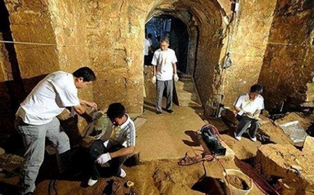 许多人以为殉葬就是把活人推进地宫，在封闭后哭喊等死。事实上，为了生存，殉葬的人可