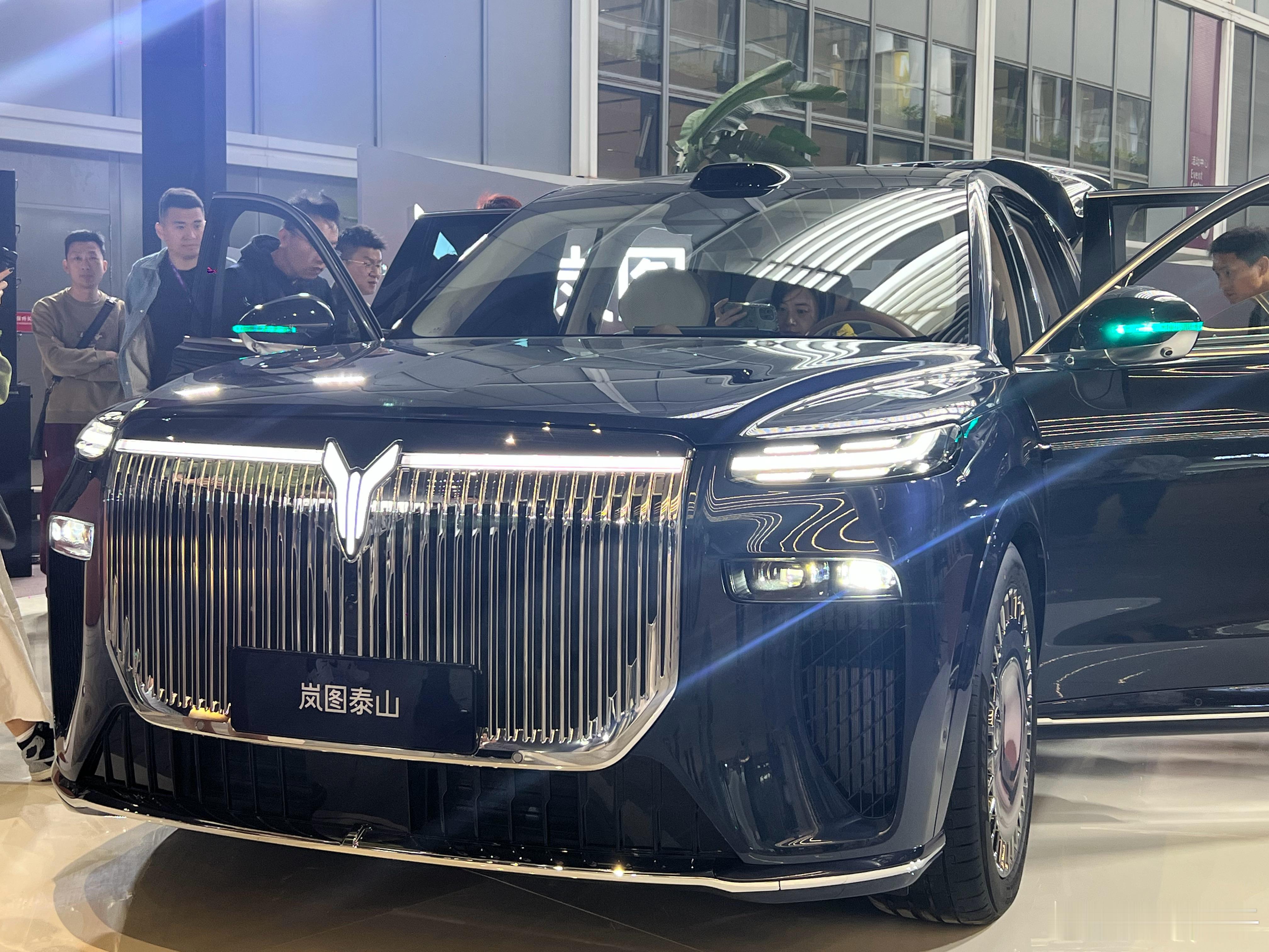 揽山河气象，立旗舰雄心以三腔空悬破局，让华系SUV站上世界山巅今天16:00，岚