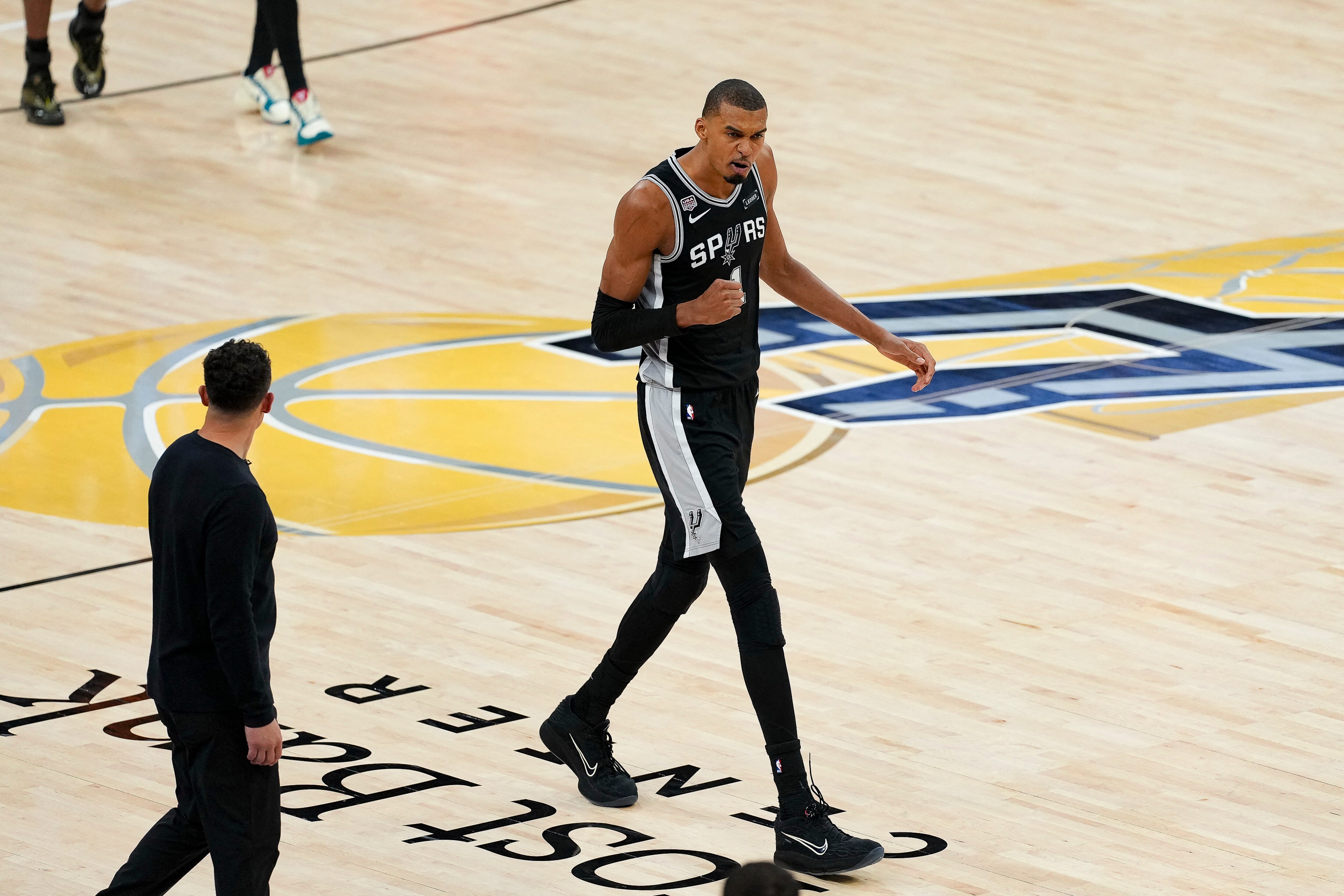 打平了，刺激！尼克斯vs马刺nba总决赛