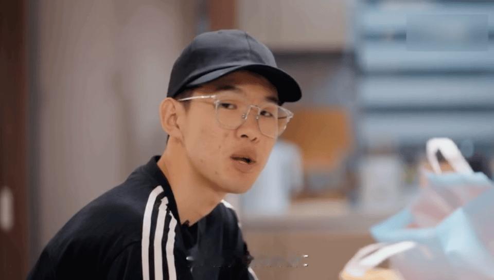 秦臆博原型爆火后请发小当助理 谁看了不羡慕！秦臆博原型爆火后，第一时间把中学就结