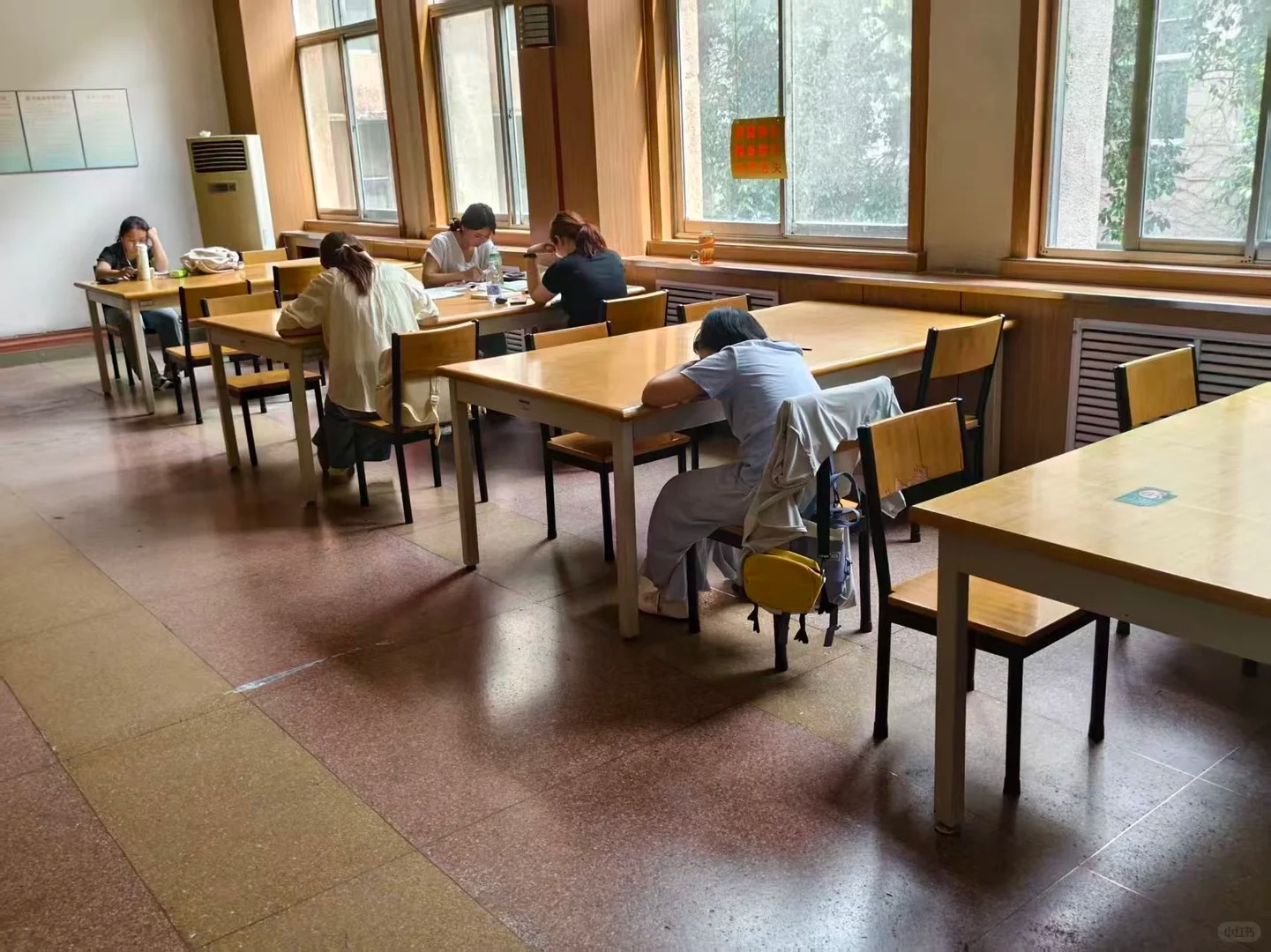 才知道蓝厂的S系列有这么多大学生在用看网友放的截图，图书馆里的热点都一大堆，看来