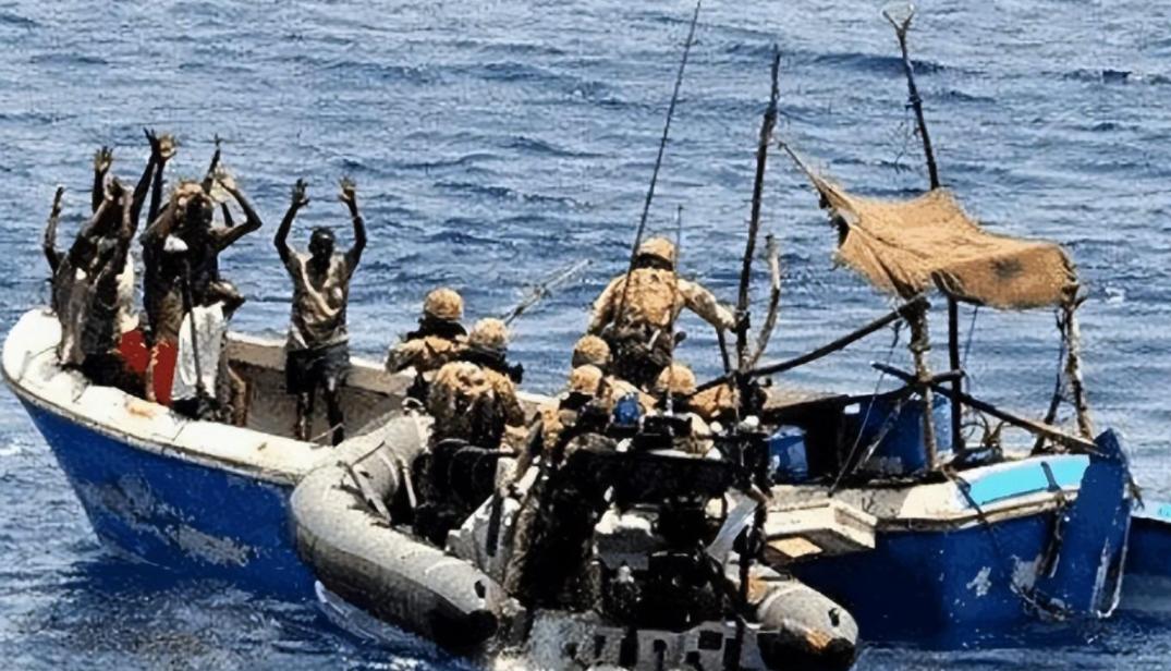 要提防美西方在红海重启海盗计划，自从也门胡赛武装宣布打击美西方和以色列的红海航运