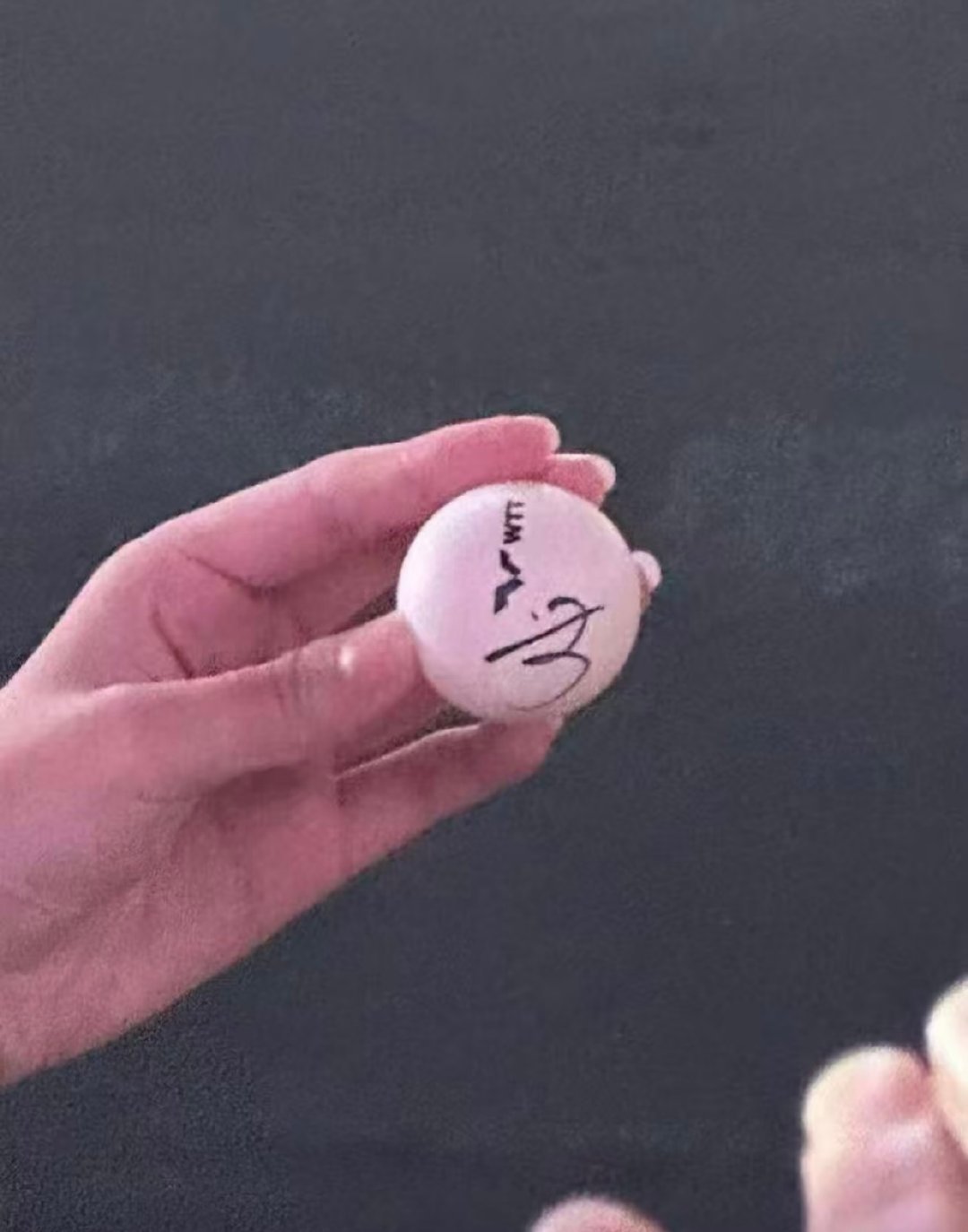 孙颖莎绕场感谢球迷 莎莎我们永远爱你！羡慕现场拿到莎莎亲签球的球迷朋友们，202