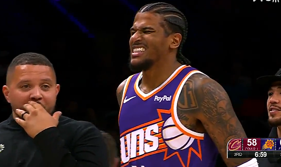 杰伦-格林争抢篮板时重重摔倒在地，随后忍着疼痛再次登场