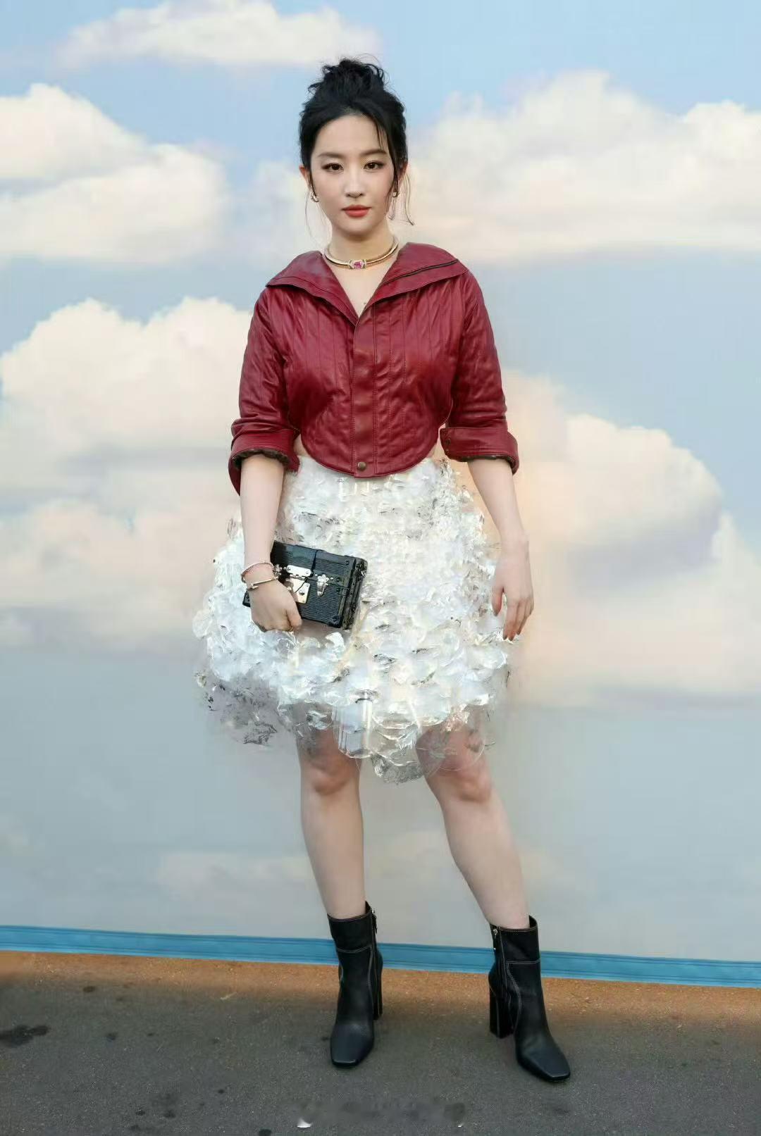 刘亦菲红衣白裙生图路透 ​​​美神降临～刘亦菲生图这个状态简直太绝了！ ​​​