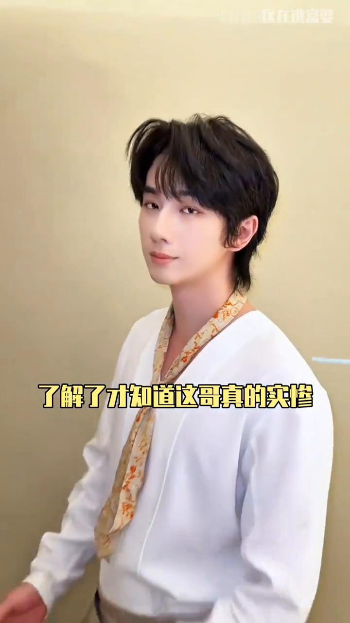 李宏毅被限制高消费了，了解了才知道这哥真的实惨，未成年就签了。芒果出演《谁的青春