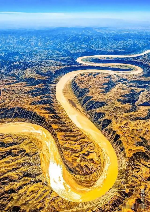 上联：九曲黄河通南北
下联：万里长城贯东西