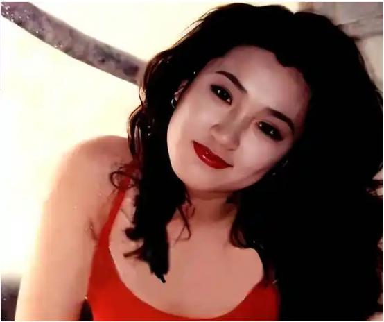 张艺谋当年正眼都没瞧过瞿颖，问了两句就想打发走。原本安红这个角色根本不属于她，北