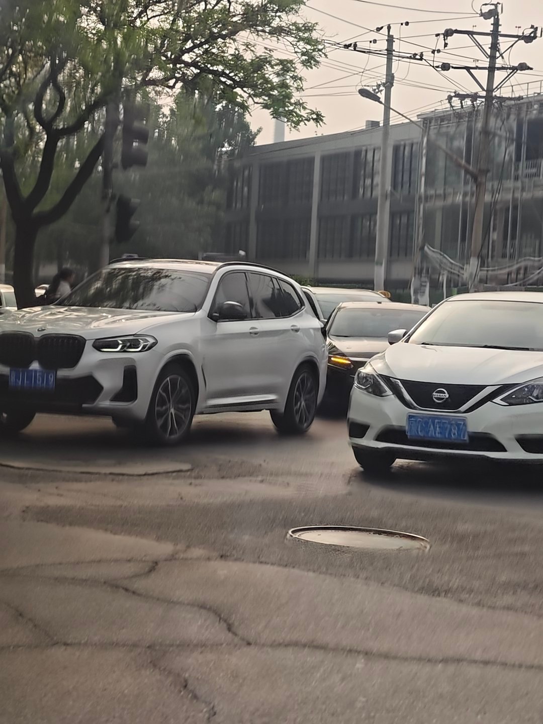 挤了一会北京的早高峰，据说这里，大山子，就没有不堵的时候上次在北京挤早高峰，还是