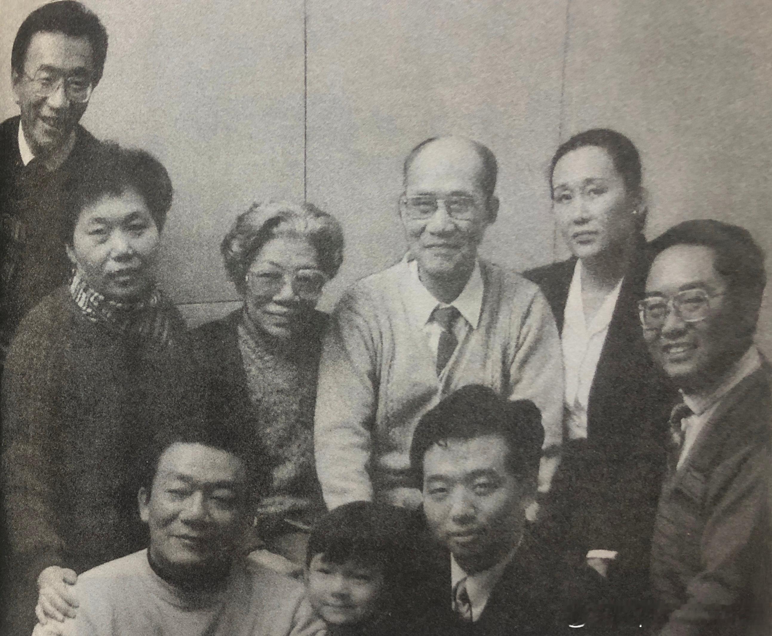 1991年11月29日侯宝林74岁生日在复外大街24号楼与家人合影。此时他施行全