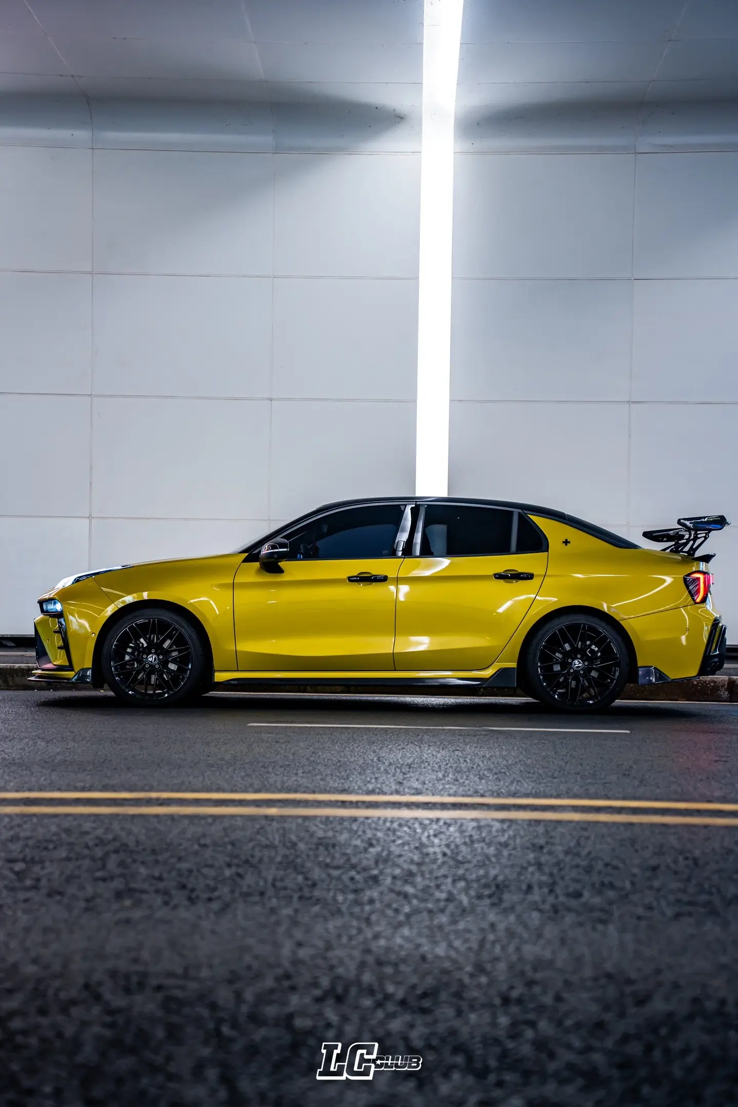 果然还是要带大尾翼的车才帅呀。