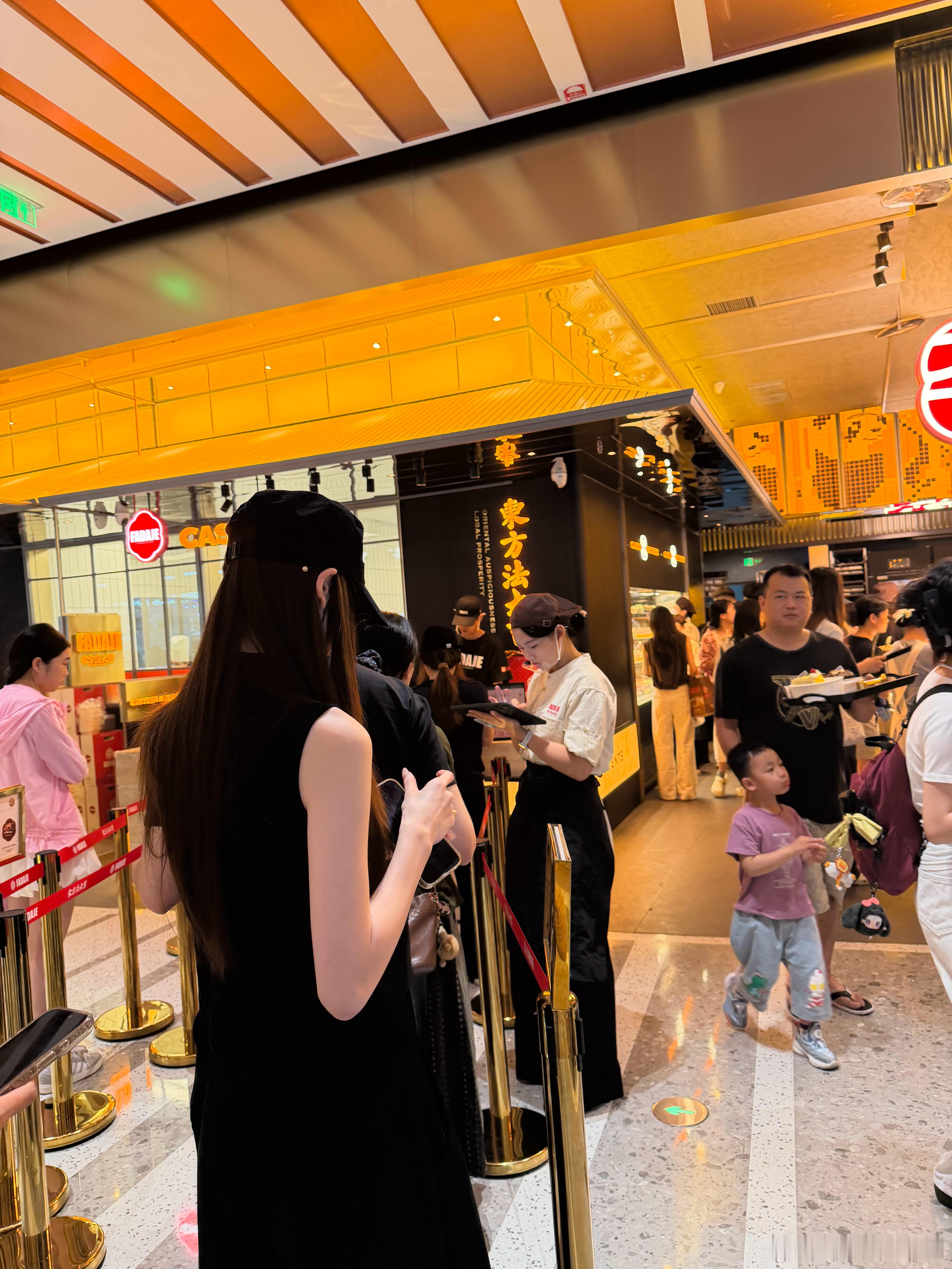 人只要心里憋着一股心气，就很难消沉颓废、轻易放弃自己。早早放任自我的表现大多是：