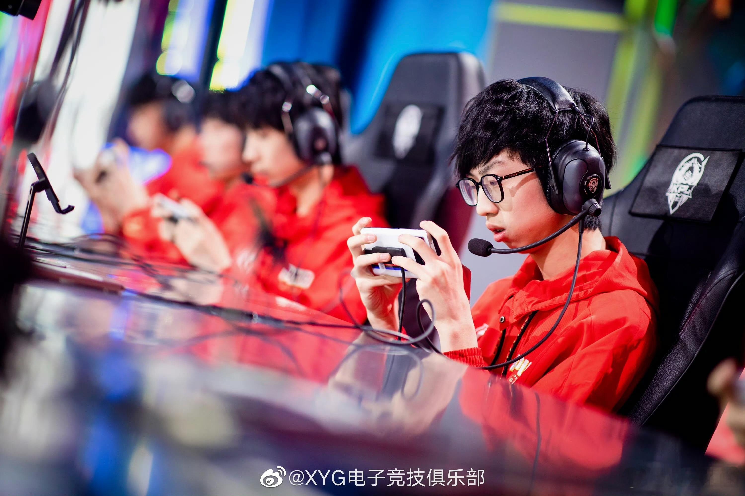 九月退役 九月宣布退役，相信九月的决定，希望他能前程似锦。 
