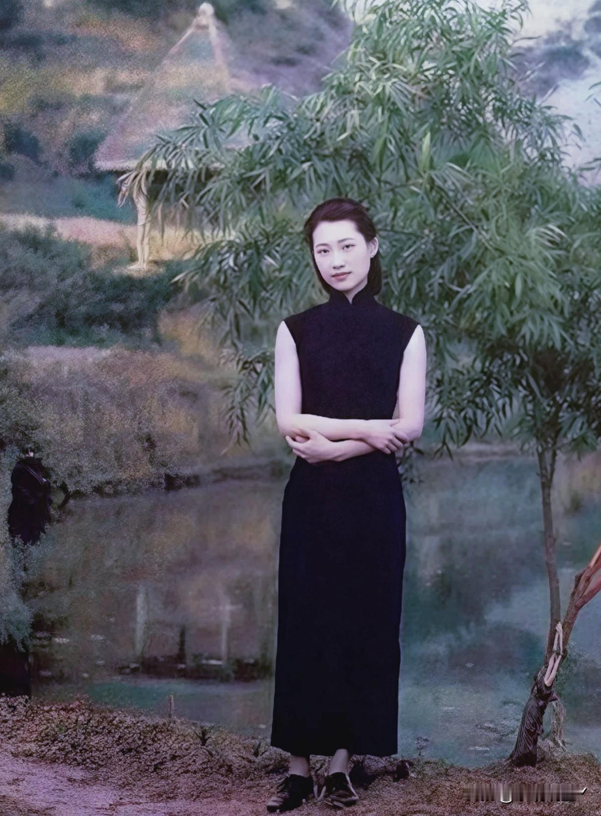 赵四小姐年轻时有多美！这便是她年轻时在河边的拍的照片。这绝非演员所扮，而是货真价