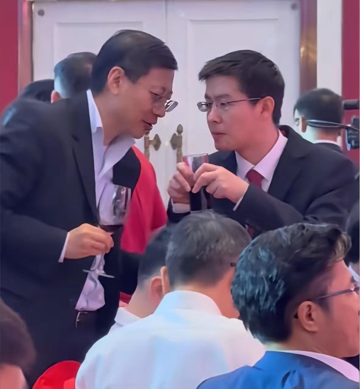 王兴兴和谁在聊天