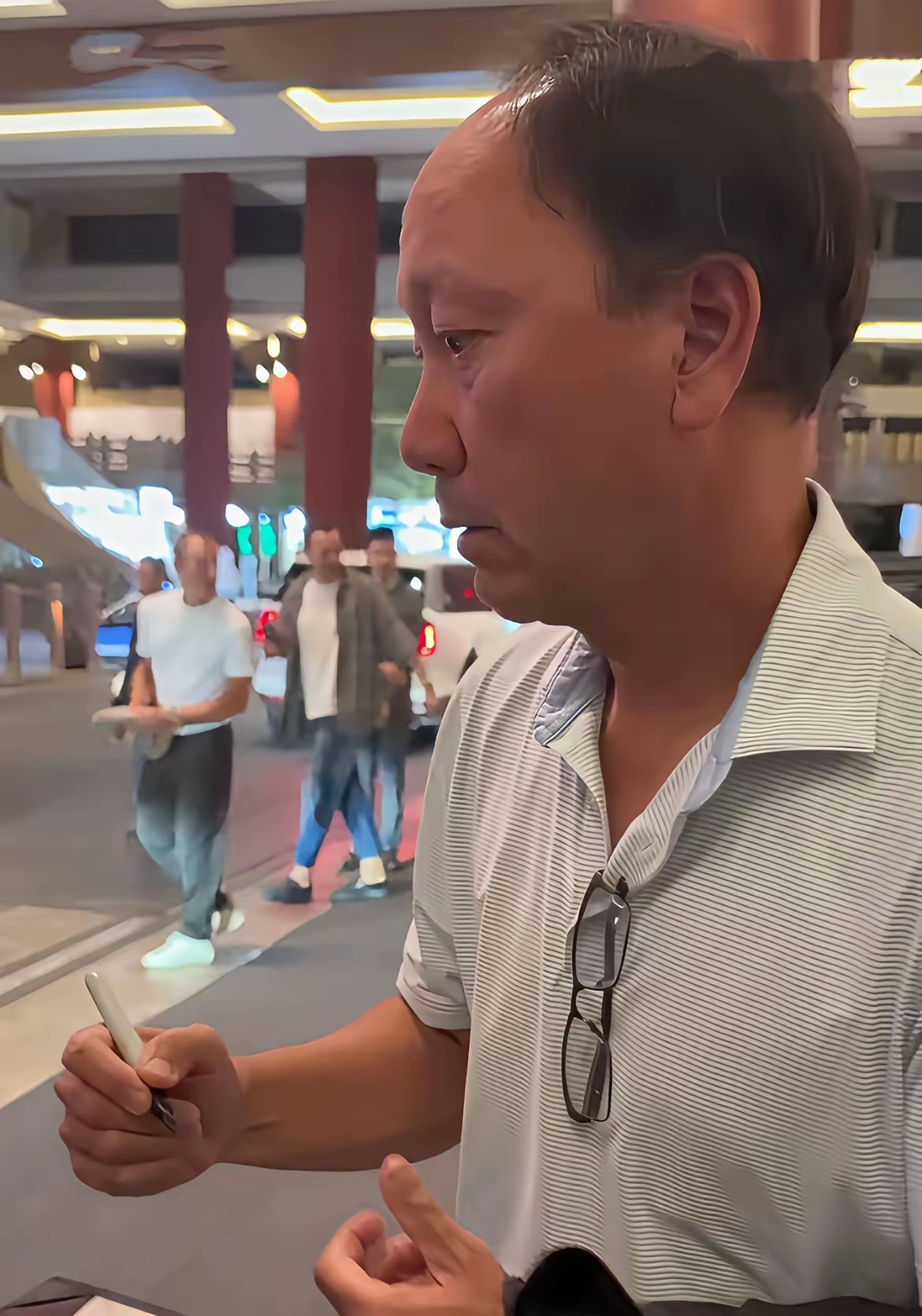 10月13号晚，上海博特慢丽思卡尔顿酒店，受邀参加网球活动。还有人记得他，找他签