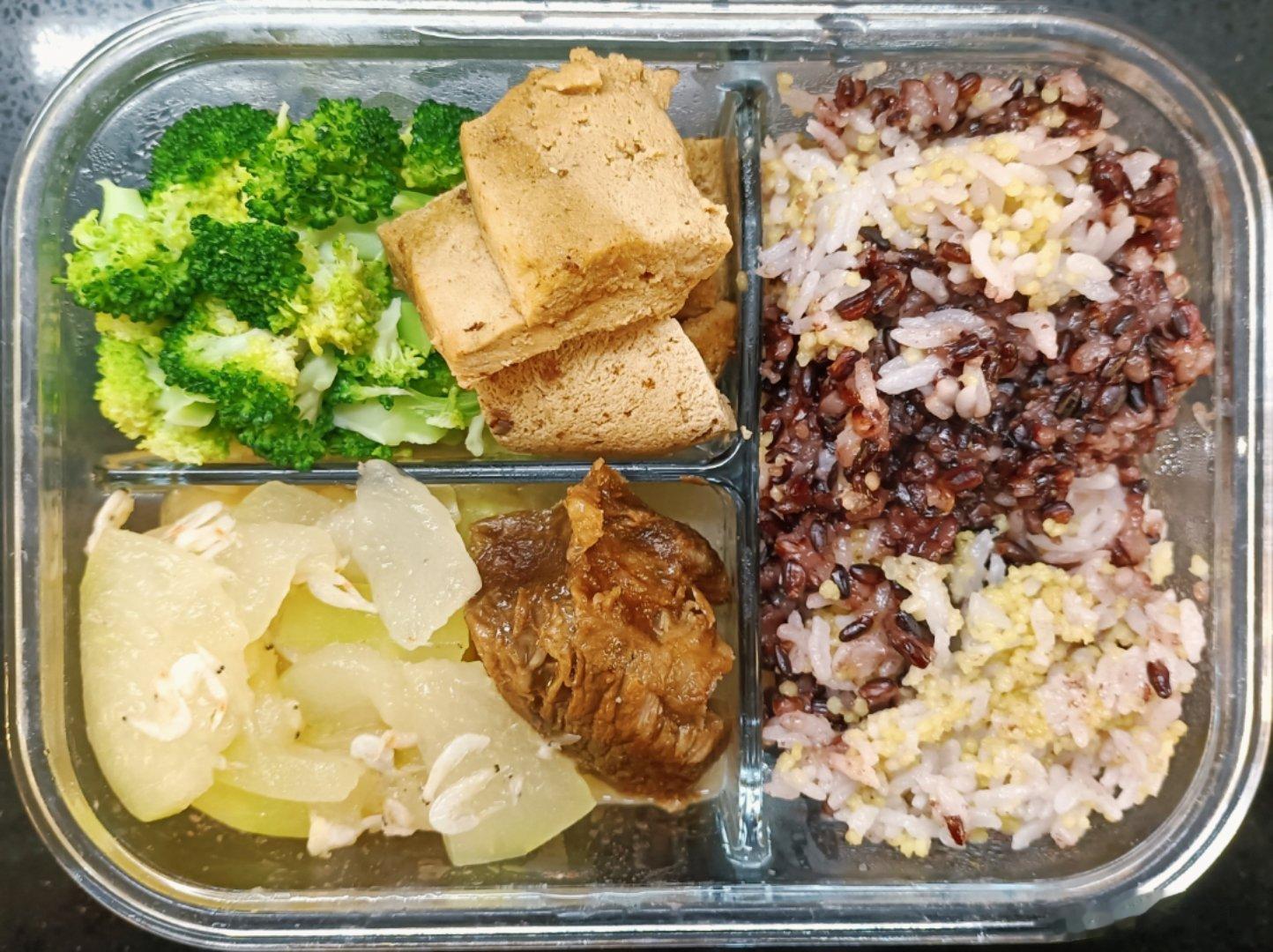 #儿子的午餐##这个问题吃什么# 紫米小米大米饭，虾皮冬瓜，肉汤冻豆腐，扇子骨拆