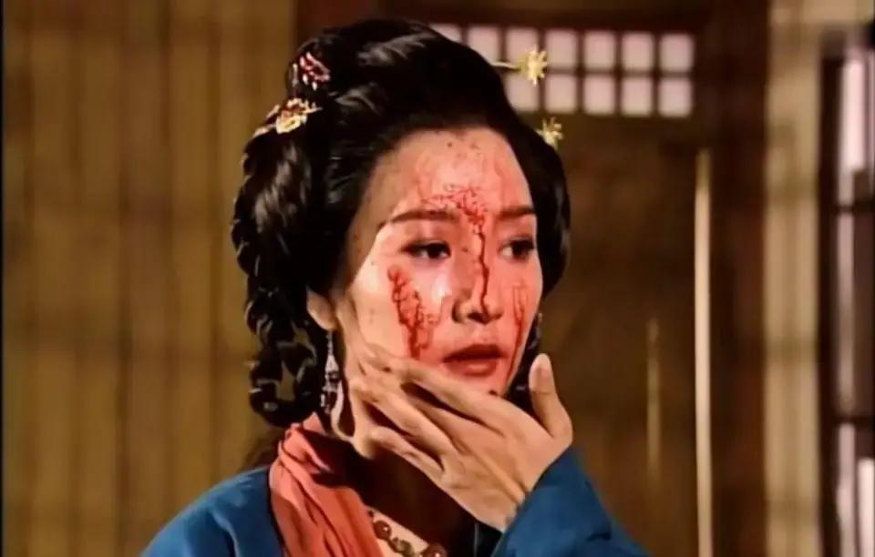 乔峰一掌拍碎马夫人脸妆
 
血沫飞溅，妆面却纹丝不动。弹幕刷满防水粉底牌子，没人