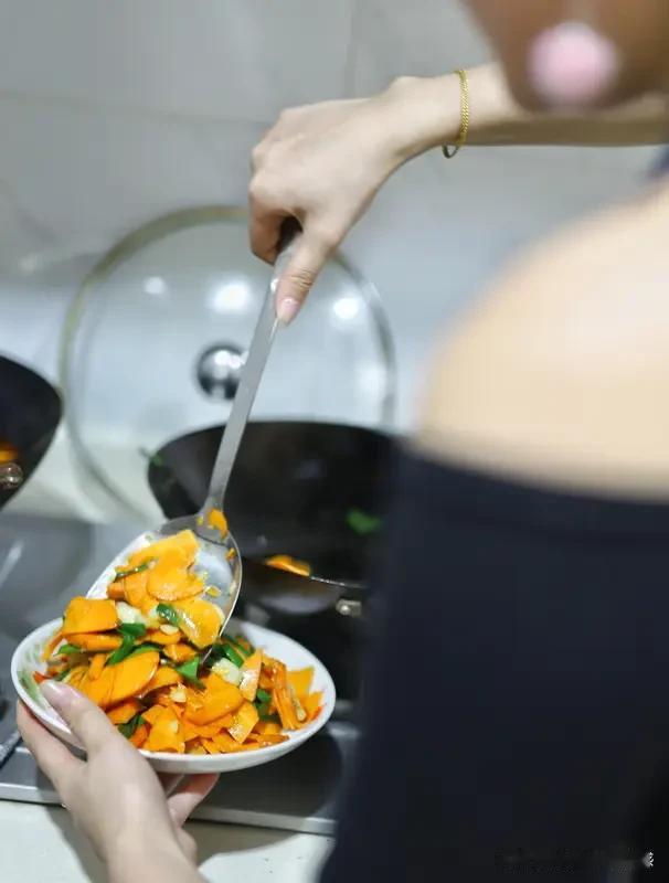 没做什么复杂大菜，就是简简单单给自己安排一顿家常菜。
洗菜、切菜、翻炒，慢悠悠折