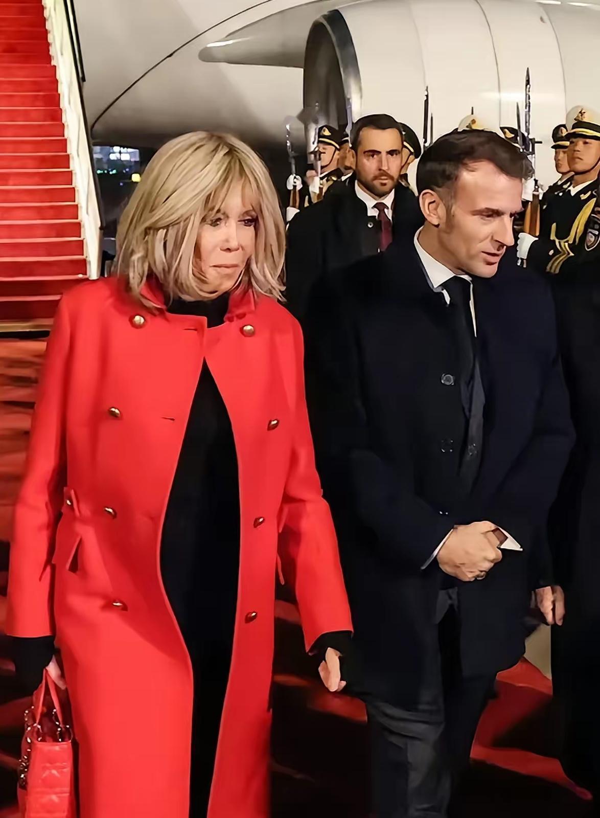 马克龙结束访华之行，法国随行人员：好震撼！我们住的酒店在高楼之间，成都的高铁站像