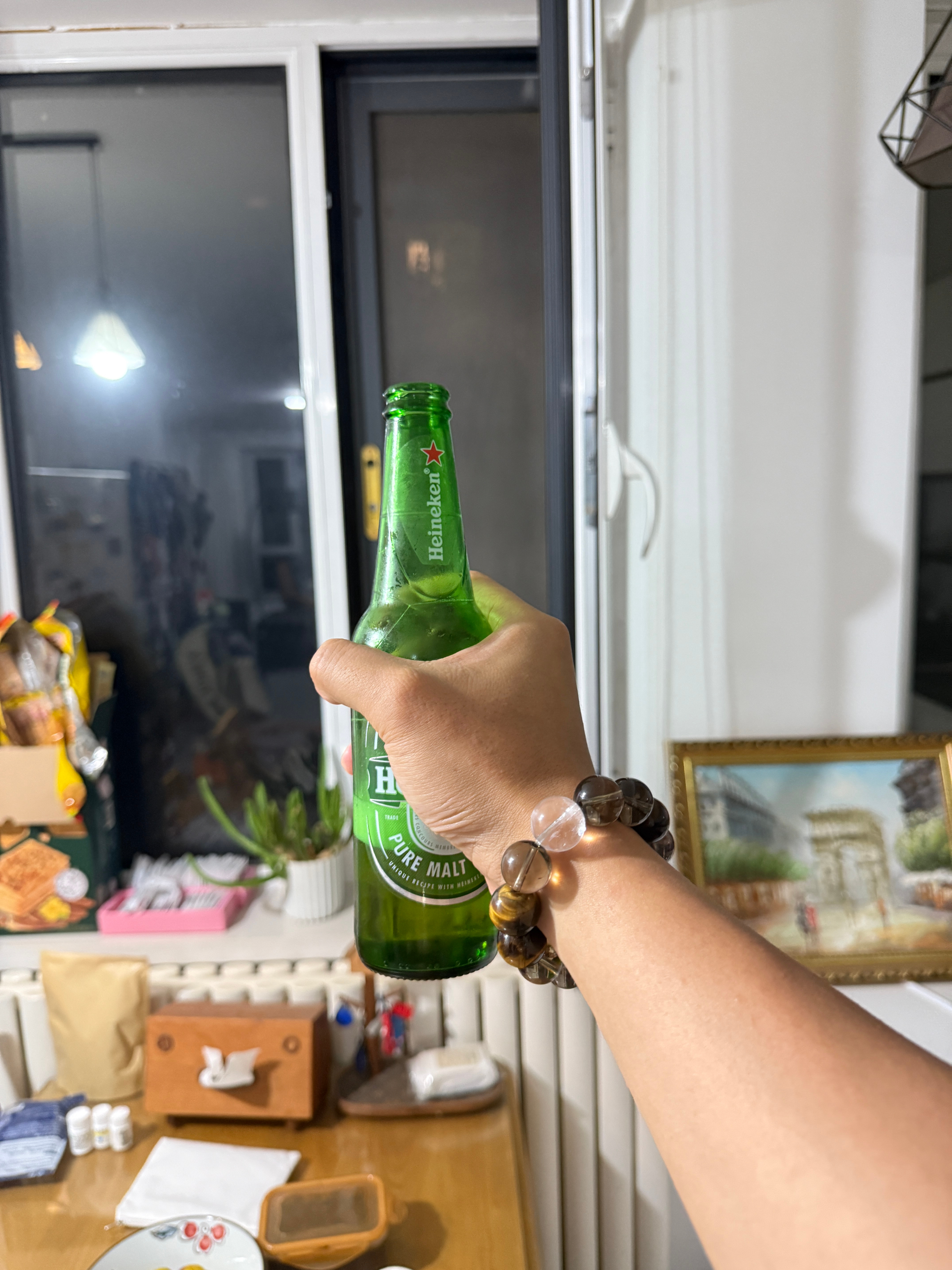 前鞋天为了拍某啤酒广告买了6瓶。之前喝了一瓶，一小时前突然觉得有点无聊。就打开了