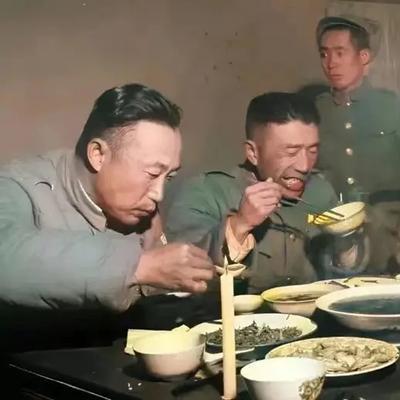 1949年9月，国军师长曾元三劝 39 军军长程鹏起义，程鹏说：“现在虽然局势不