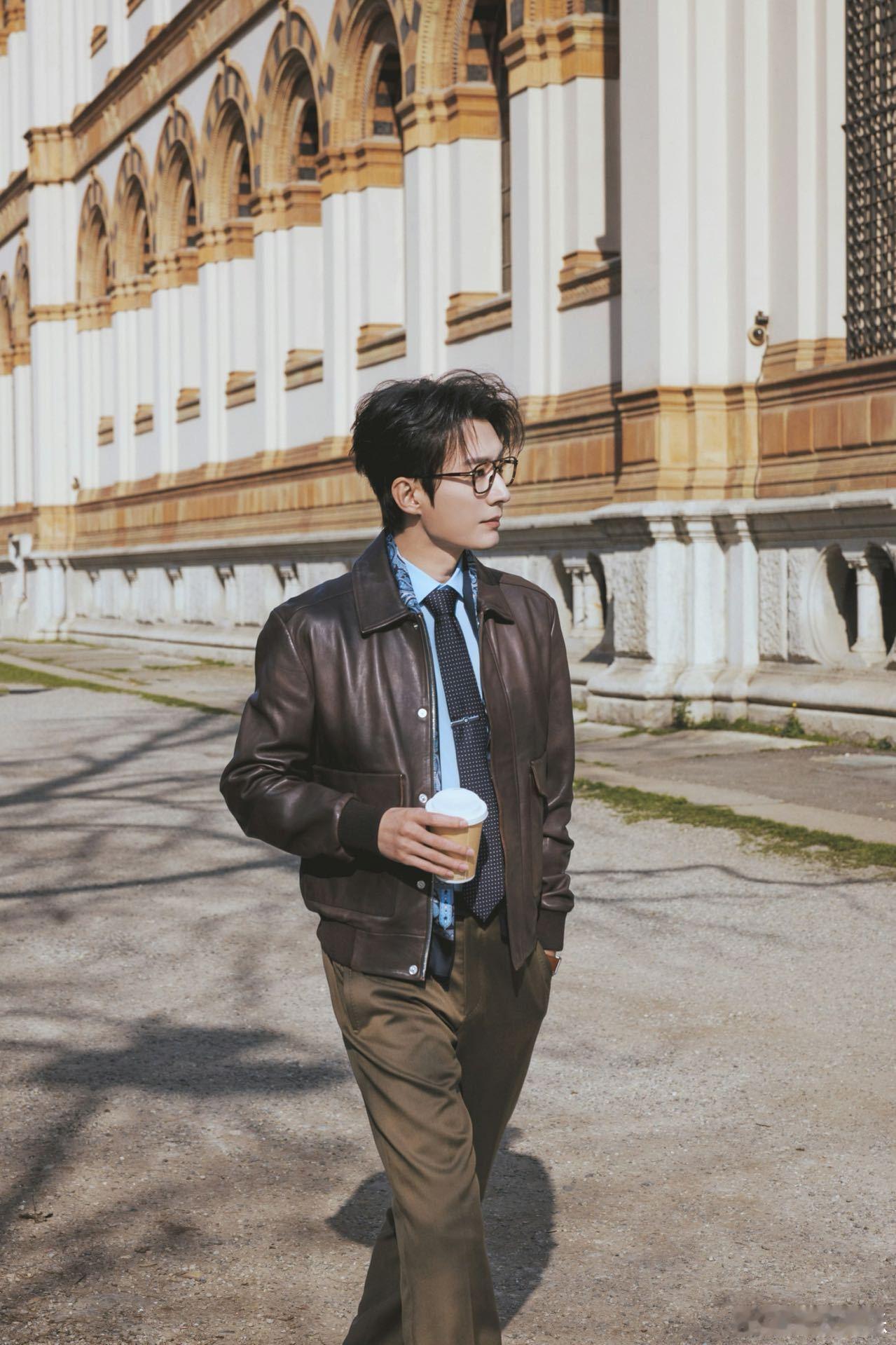 刘学义贝克汉姆合照刘学义九宫格强迫症犯了吗刘学义的九宫格执念也太深了，走路都在编