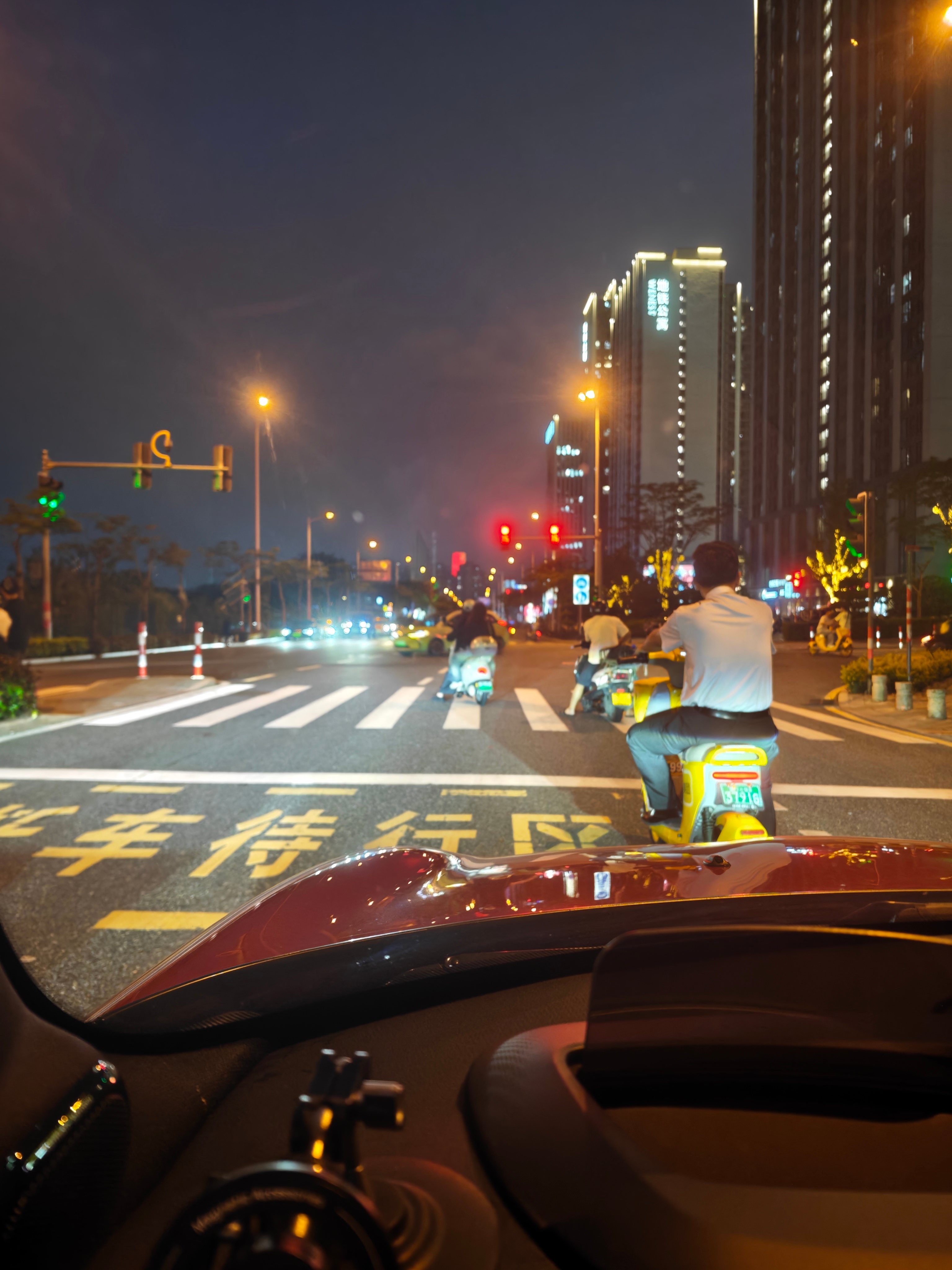 前面这么多电动车，我开35，后面车一直闪我，我让路它继续。。直接急刹 然后治疗效