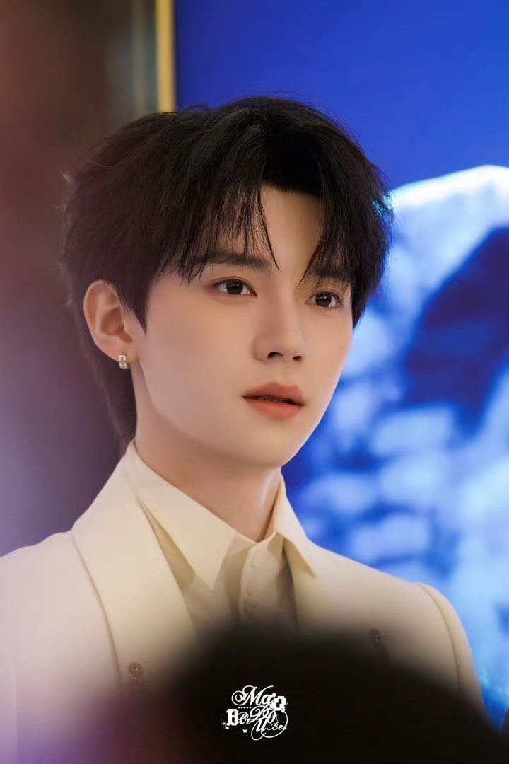 周翊然周翊然背了金色翅膀 白月光已经不够形容了，今天是金翅膀白月光。周翊然沈阳这