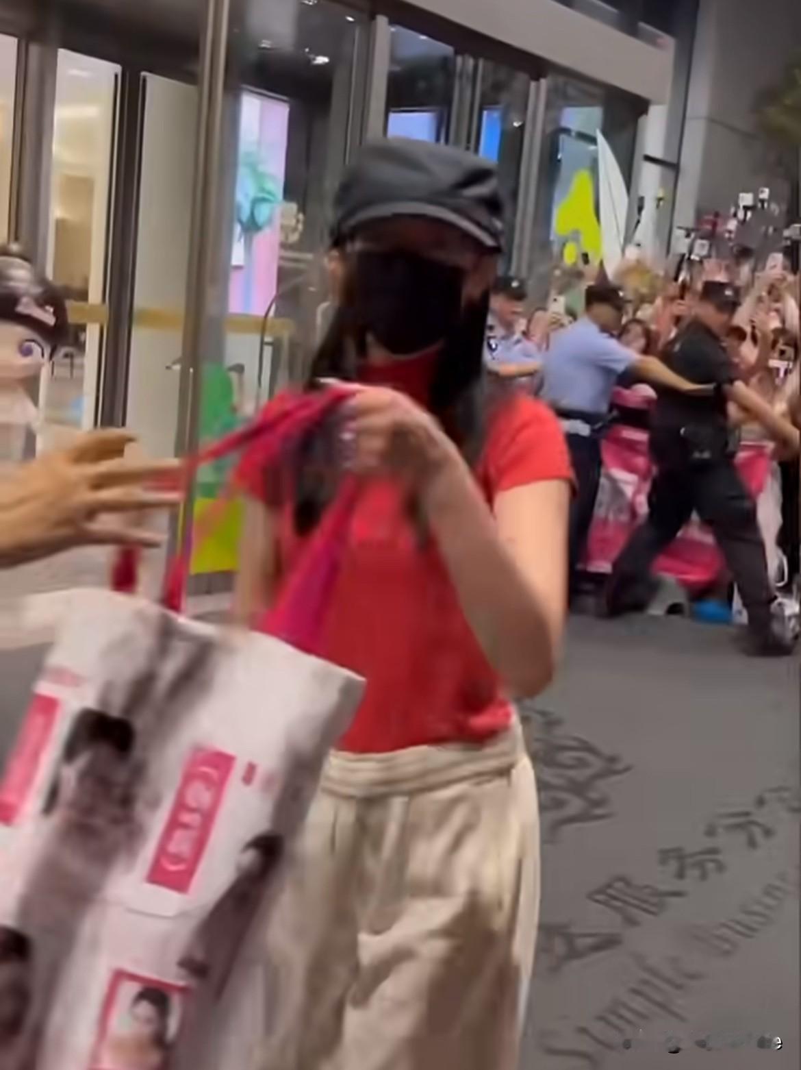 7月5日，迪丽热巴穿私服比礼服更美！
迪丽热巴在机场将满满一大袋粉丝手写信紧抱怀
