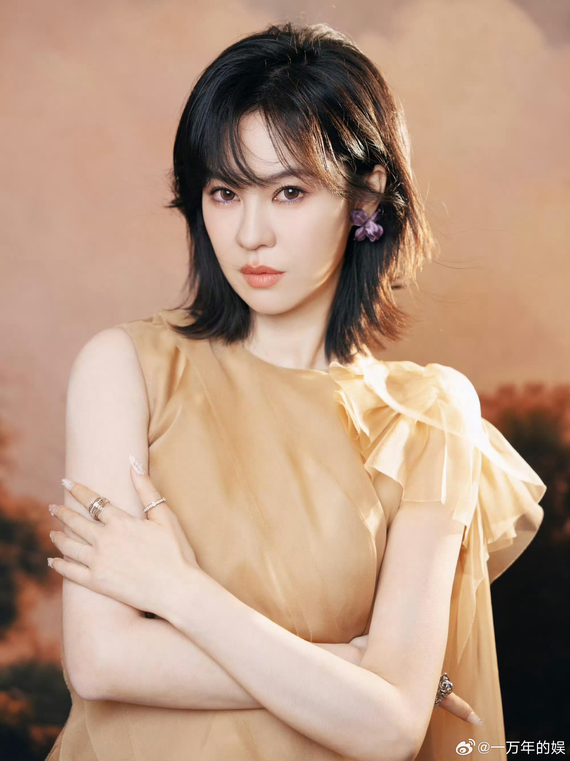 郁可唯被夸嘴角压不住初次搭档穆祉丞同台演唱，少年毫不吝啬夸赞郁可唯，上扬的笑意难
