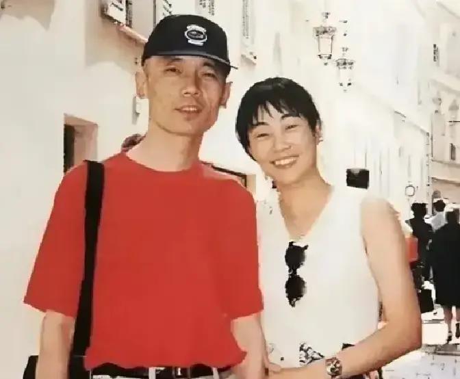 1995年，葛优揣着350万片酬回家，媳妇一句“钱我花了”直接甩出四套房。
那