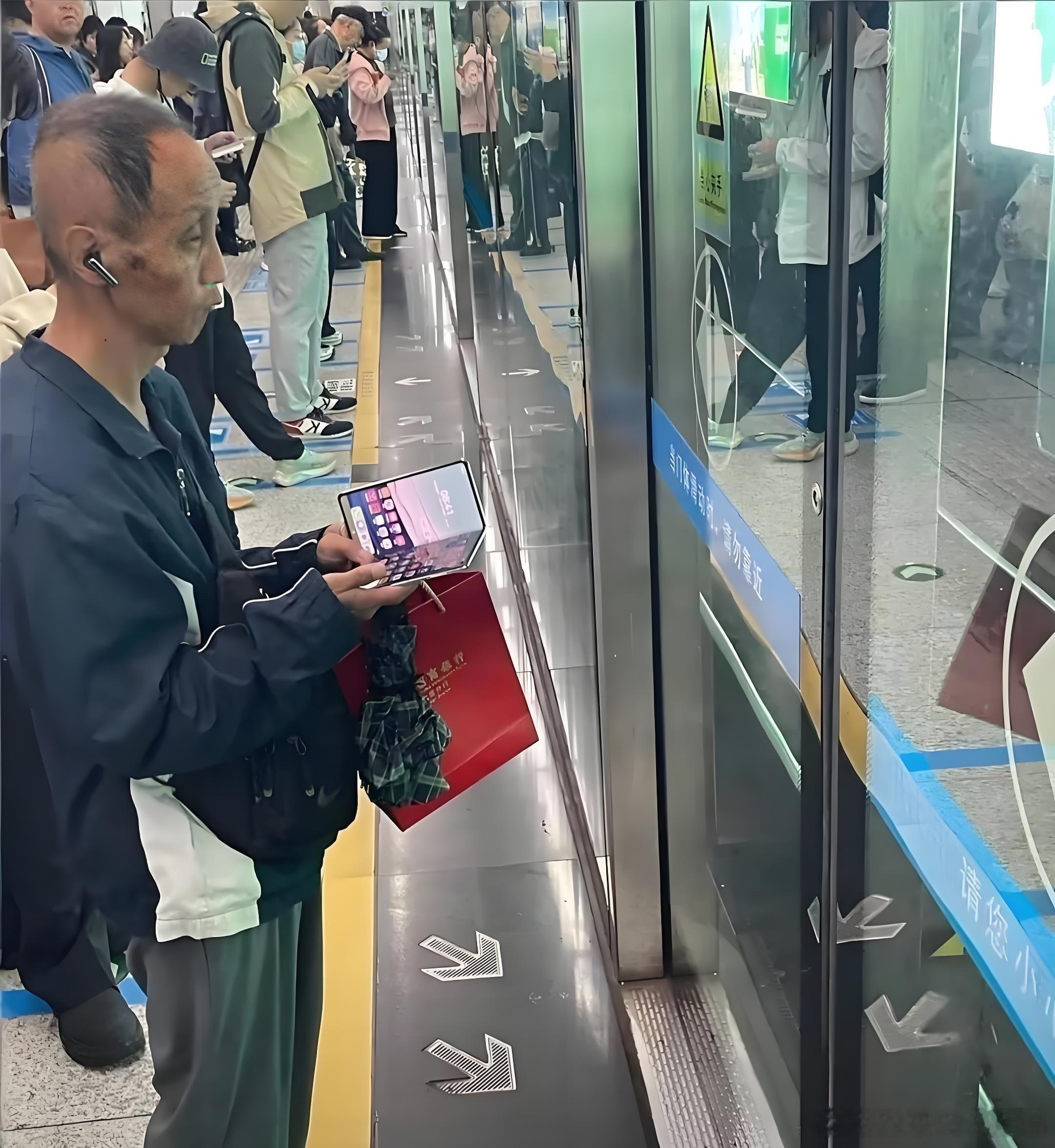 地铁里看到的，果真的是人不可貌相 ​​​