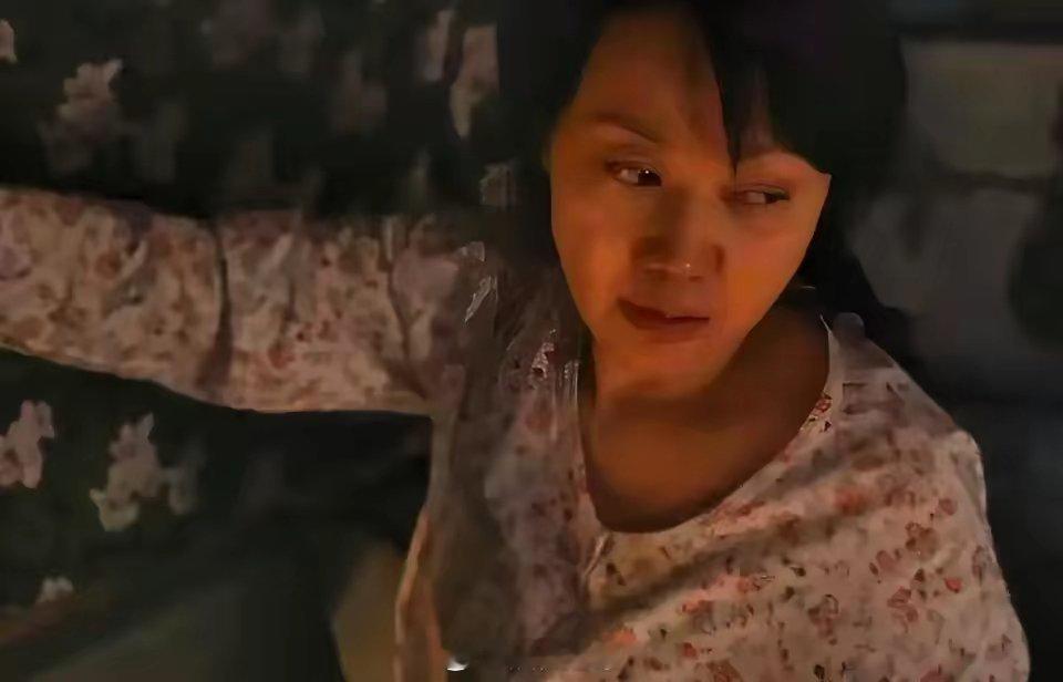 《小巷人家》庄老太受伤住大儿子家，半夜三更又要吐痰，又要喝水，又要上厕所，但她从