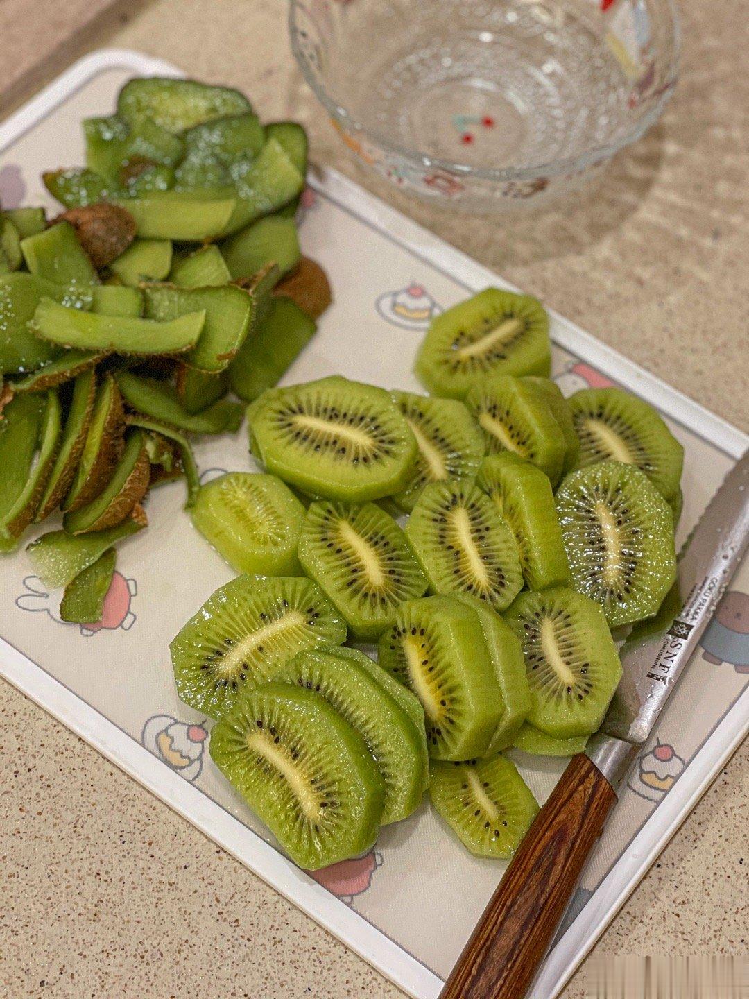 可爱的小日子[月亮代表我的心]1.每天炫一碗猕猴桃2.洗好看的餐具3.蓝宝送的月