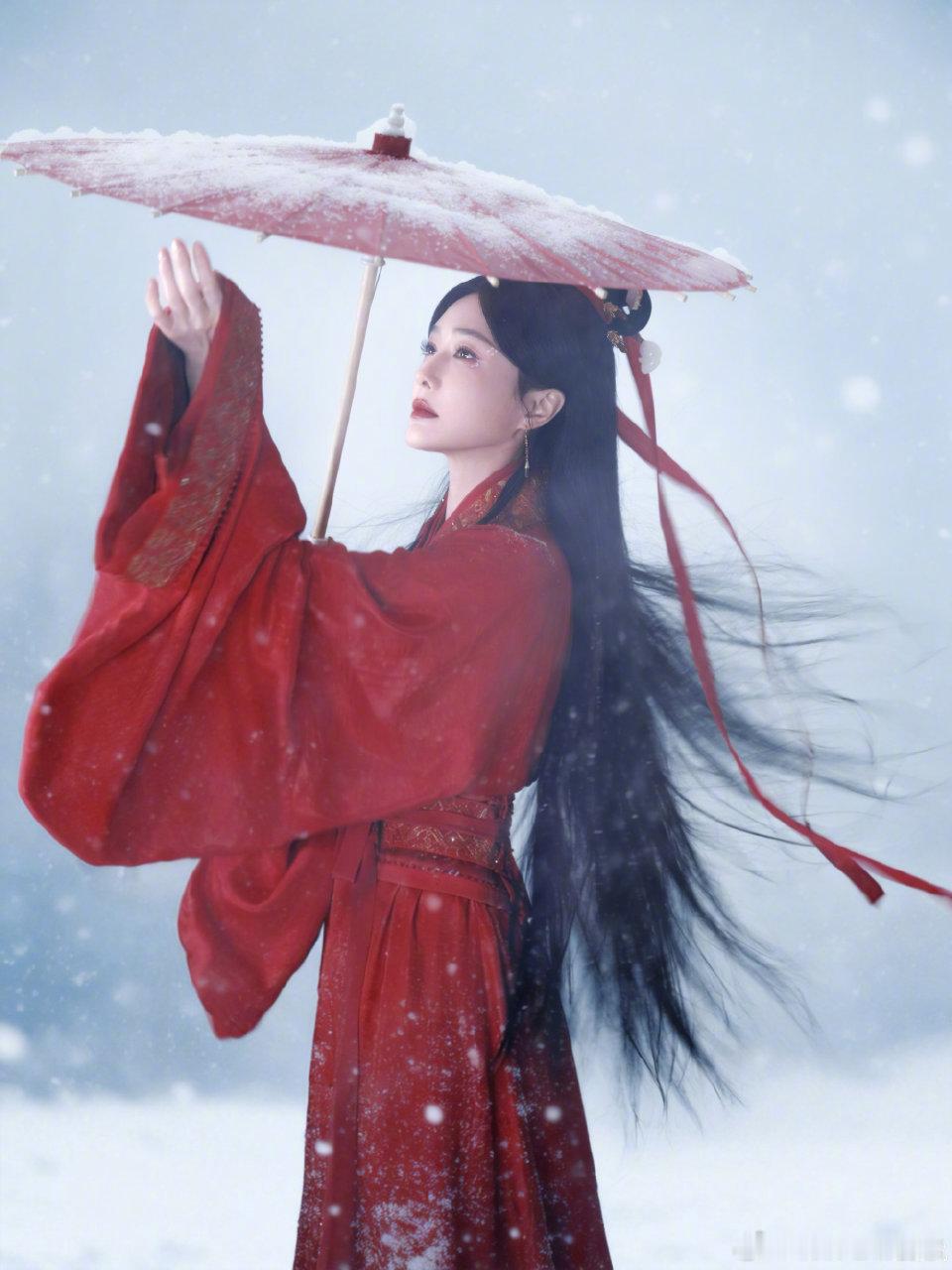 秦岚桃花花神再现古装造型秦岚一出场，太惊艳了！！春晚《贺花神》里这身战国红袍，真