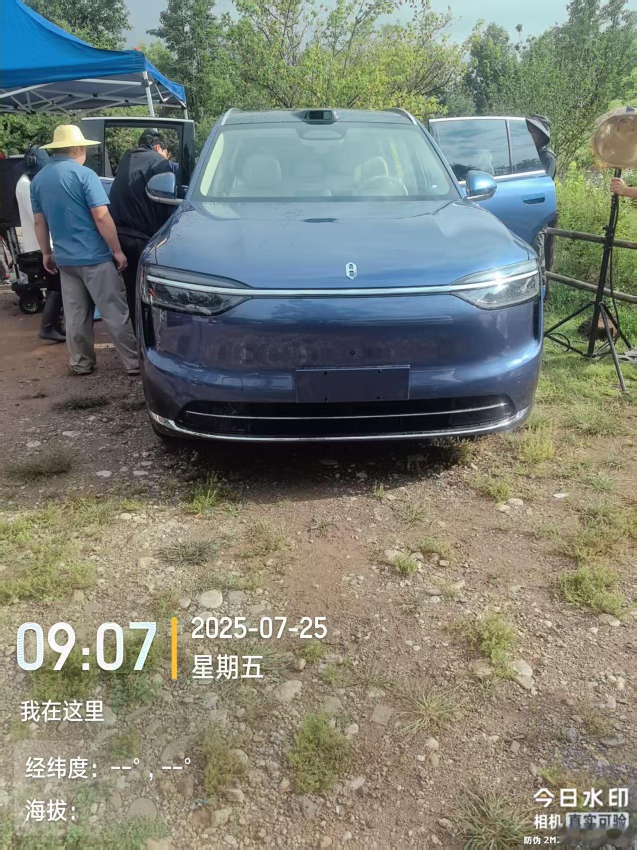 新M7这造型这设计，妥妥的小M8啊。等等党要笑了，刚提车的老车主还好吗？[偷笑]