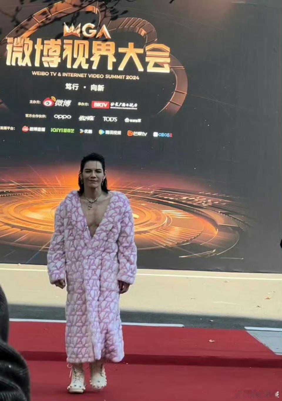 向佐微博视界大会的造型 这个粉色大外袍 将搞笑人设贯彻到底呀[哈哈] ​​​