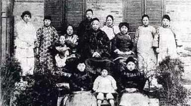 1927年3月31日，青岛，春天的傍晚。 
 
宴席散后，69岁的康有为回到汇泉