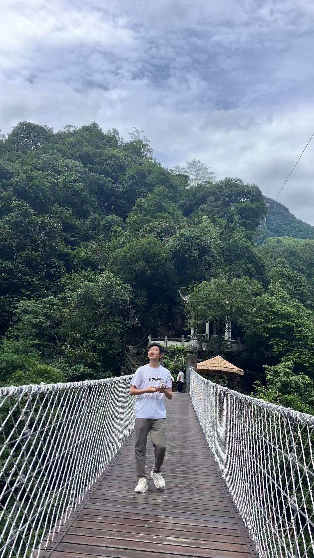 来探访蔡蔡师兄门诊，他端午节本来没有排班，但是他还是自行来坐了半天门诊，找他的病