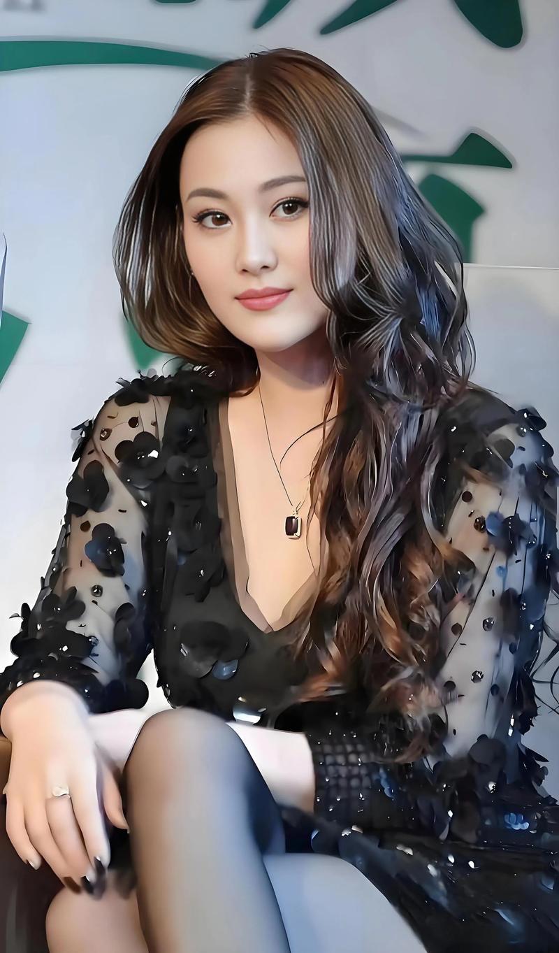 张馨予老公在广州大学校区内被偶遇，他身材壮硕，浑身腱子肉，一副领导的做派，非常霸