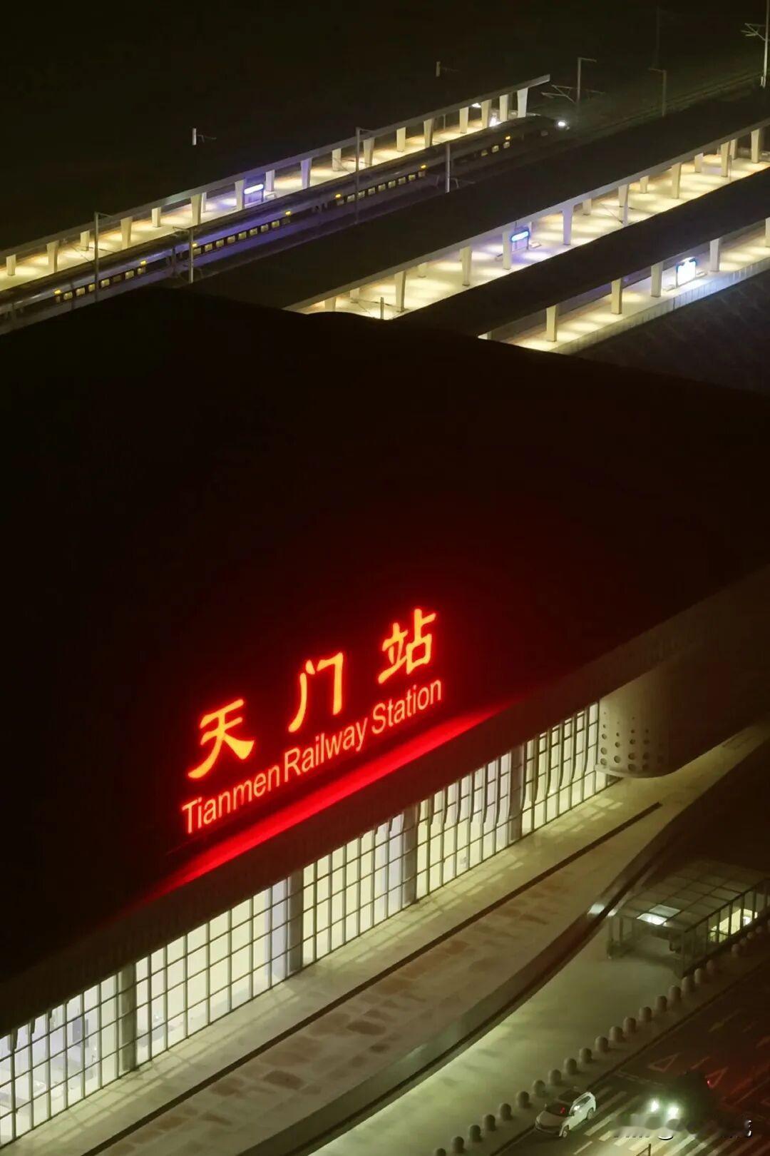 从晨光到暮色，沿江高铁载你跨越山河湖海，天门人说走就走的便捷旅行！
  12月8