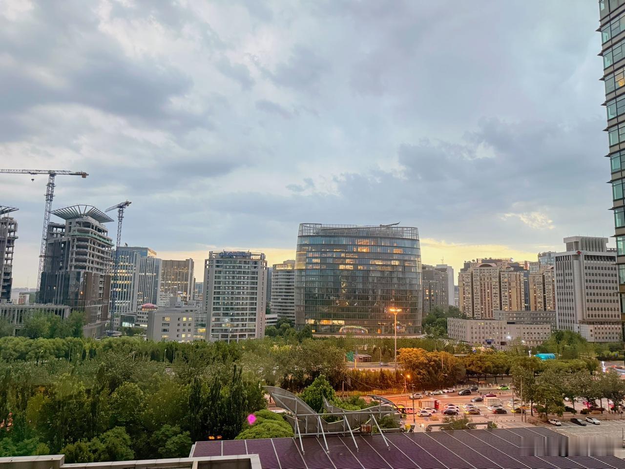 山雨欲来风满楼，乌云压顶使人愁
电闪雷鸣天公影，唯见人流和车流