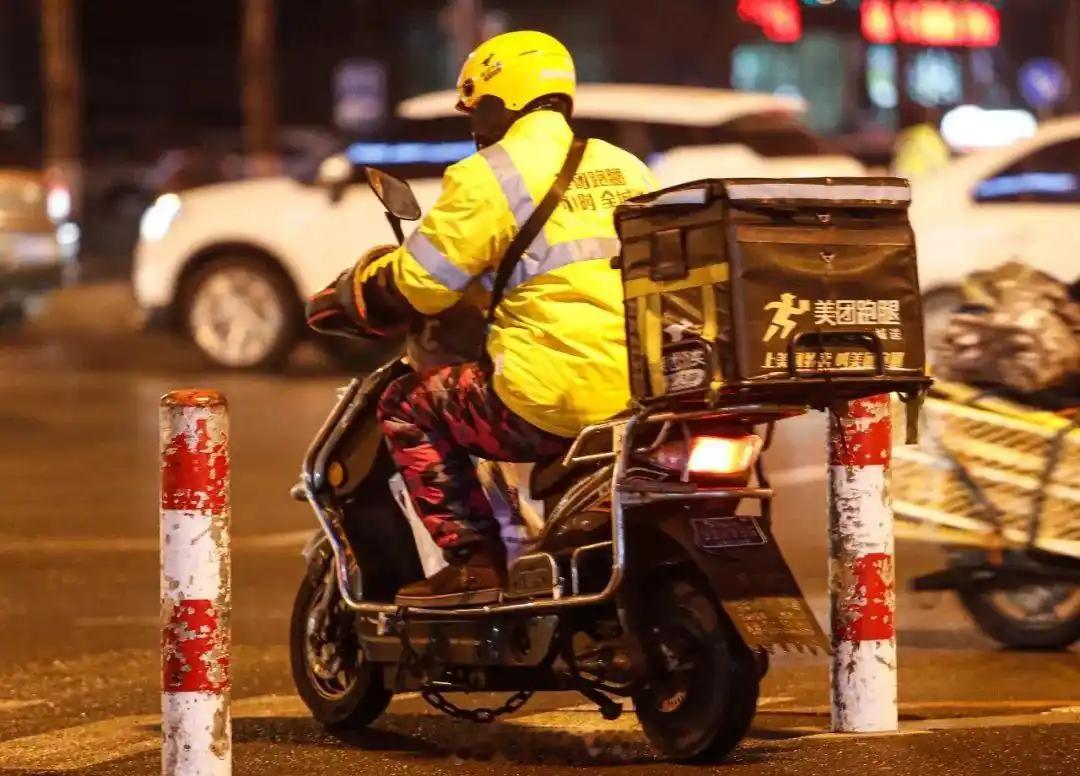 全国超20个城市推行外卖骑手担任食品安全监督员，形成“政府认定+平台赋能+骑手执