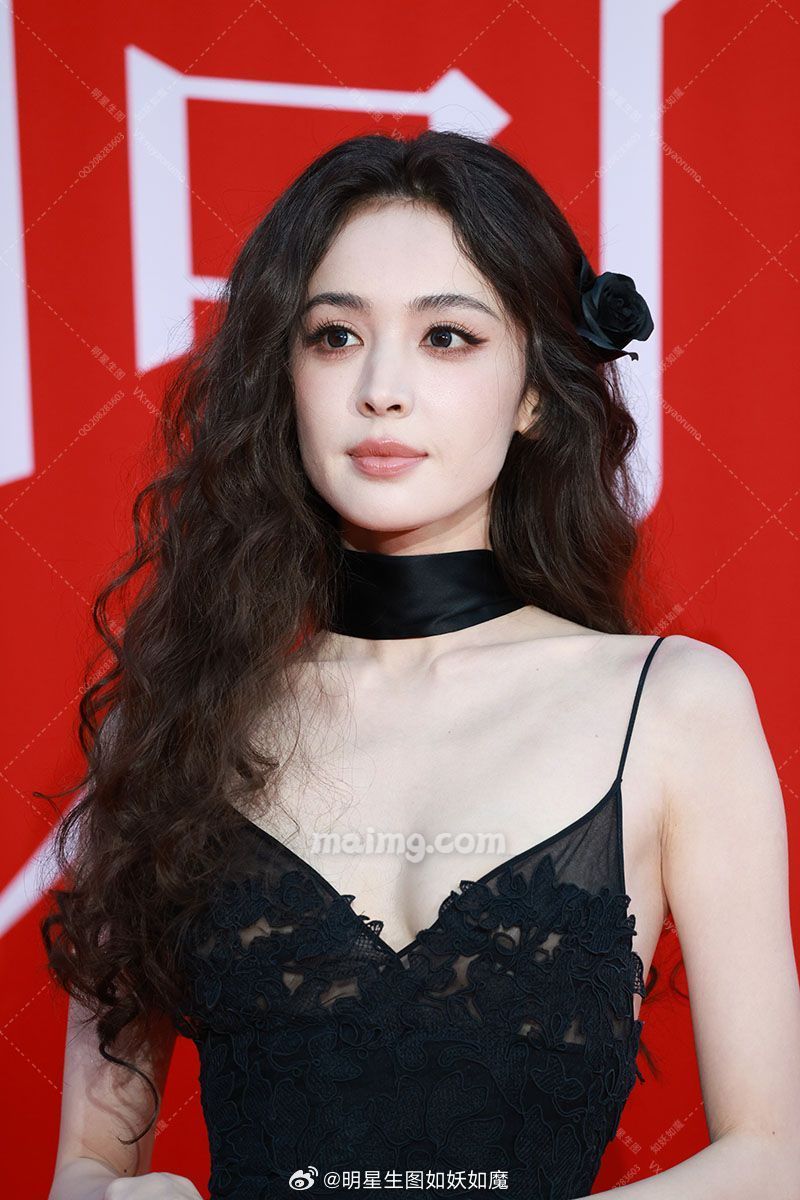 娜扎栩栩华生红毯生图汇总📷娜扎瘦的骨头根根分明 ​​​